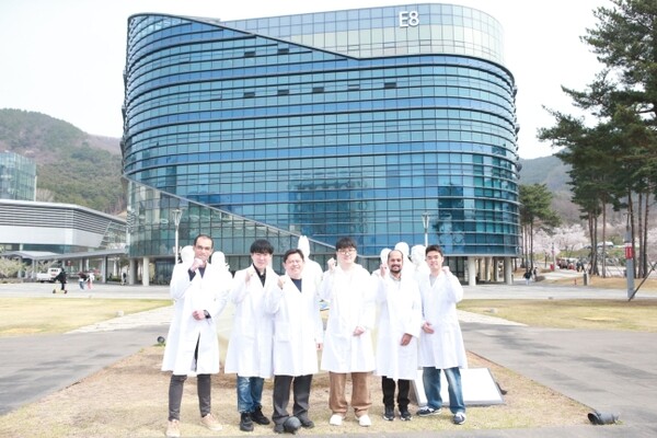 '탄소동위원소 염료감응 베타전지'를 개발한 인수일 대구경북과학기술원(DGIST) 에너지공학과 교수팀./사진=DGIST