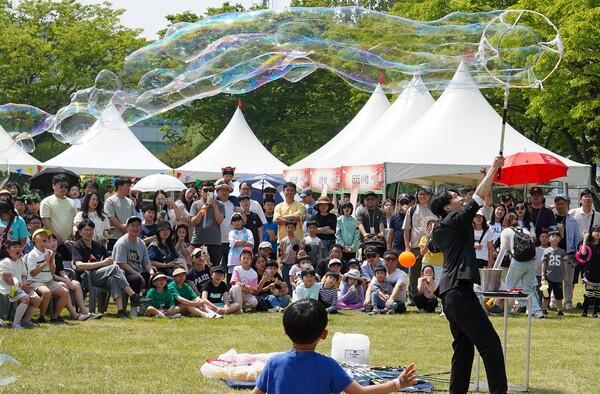 ▲LG전자가 4일 경기도 평택 LG디지털파크에서 가족 초청행사를 진행하고, 임직원 및 협력사 직원 가족 1만 명을 초청했다.