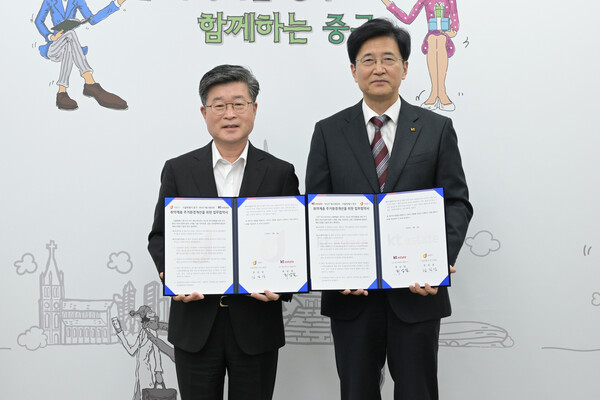 ▲KT에스테이트 최남철 대표이사(오른쪽)와 중구청 김길성 구청장(왼쪽)이 취약계층 주거환경개선사업 업무 협약을 체결하고 기념사진을 촬영하고 있다.