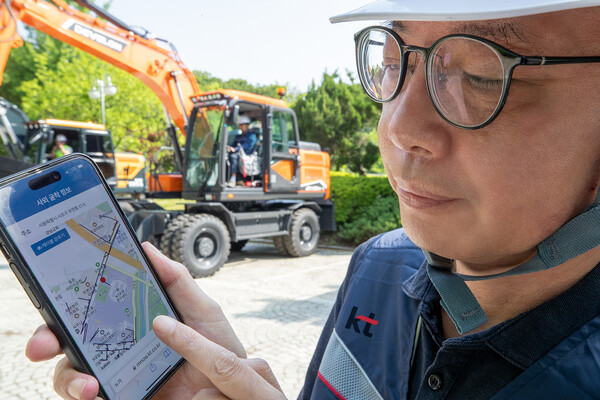 ▲KT 엔지니어가 지능형 통신 케이블 보호 시스템으로 굴착기가 KT의 광케이블 쪽으로 50미터 이내 접근했다는 정보를 받고 있다.