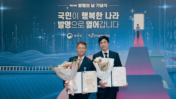 ▲ 제59회 발명의 날 기념식 포상에서 철탑산업훈장을 수상한 SK하이닉스 D램개발 담당 김종환 부사장(왼쪽)과 국무총리표창을 수상한 D램코어디자인 김웅래 팀장(오른쪽).