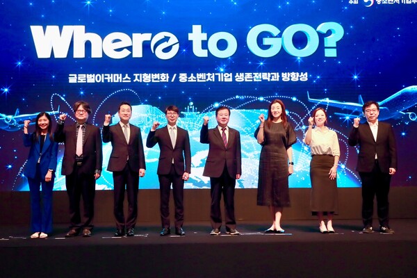 ▲이재석 카페24 대표(왼쪽에서 두번째)가 행사에 참여한 기관·기업 관계자들과 기념 사진을 촬영하는 모습.