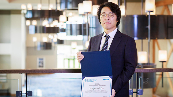 ▲ SK하이닉스 이강욱 부사장(PKG개발 담당)이 ‘전기전자공학자협회(IEEE) 전자패키징학회(EPS) 어워드 2024’에서 한국인 최초로 ‘전자제조기술상(Electronics Manufacturing Technology Award)’을 수상했다.