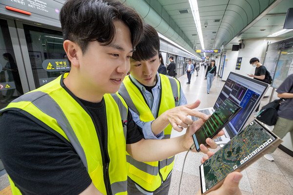 KT 엔지니어가 고객 체감 품질 분석 시스템을 이용해 지하철의 무선 품질을 측정을 하고 있다.