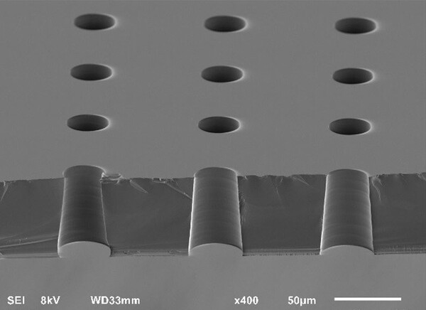 글래스 기판에 TGV를 가공한 모습. /사진=피닉스아이엔씨