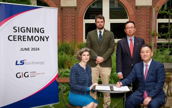 ▲11일(현지시간) 영국 런던시 GIG 본사에서 이상호 LS에코에너지 대표(앞줄 오른쪽부터)와 아멜리아 헤닝(Amelia Henning) GIG CEO 등 양사 관계자들이 해저케이블 사업 부지 임대를 위한 우선협상권을 확보한 후 기념촬영을 하고 있다.