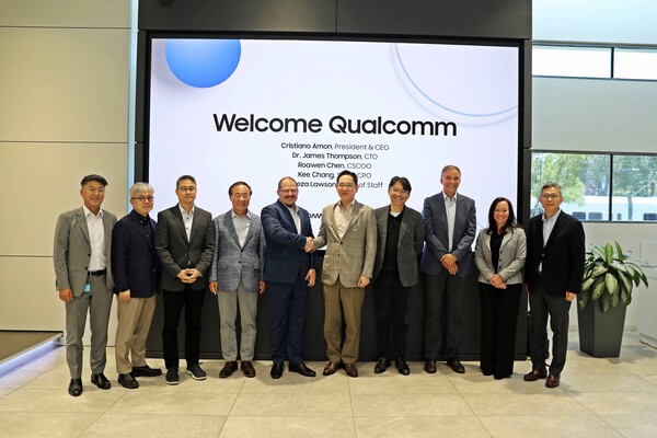 ▲10일(현지시간) 미국 새너제이에 있는 삼성전자 DSA에서 기념 사진을 촬영하는 모습. 좌측부터 한진만 DSA 부사장, 최시영 파운드리사업부장, 기창(Kee Chang) 퀄컴 CPO, 전영현 DS부문장, 크리스티아노 아몬(Cristiano Amon) 퀄컴 사장 겸 CEO, 이재용 삼성전자 회장, 로아웬 첸(Roawen Chen) 퀄컴 CSCOO, 제임스 톰슨(James Thompson) 퀄컴 CTO, 알리자 로슨(Aleeza Lawson) 퀄컴 Chief of Staff, 이정배 메모리사업부장.