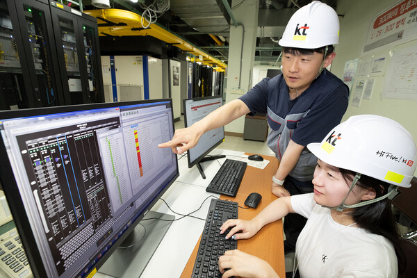 KT의 네트워크 전문가가 새롭게 구축된 100 기가 급 전송망을 점검하고 있다.
