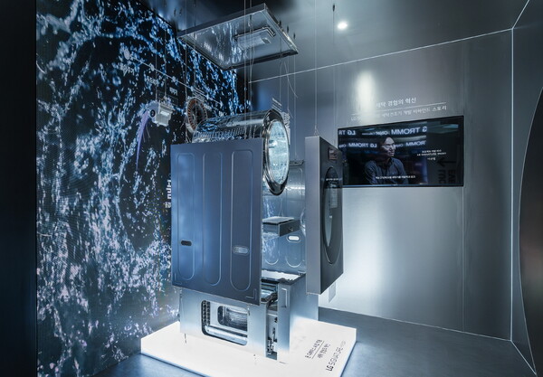 ▲LG전자가 27일부터 연말까지 서울 동대문구 경동시장에 위치한 ‘금성전파사 새로고침센터’에서 「AI 세탁건조 라이프로 완성하는 트롬하우스」를 주제로 체험존을 운영한다. 사진은 'LG 시그니처 세탁건조기'의 ‘AI DD모터’와 ‘인버터 히트펌프’ 등 핵심부품 기술력을 체험하는 '시그니처 분해존'.