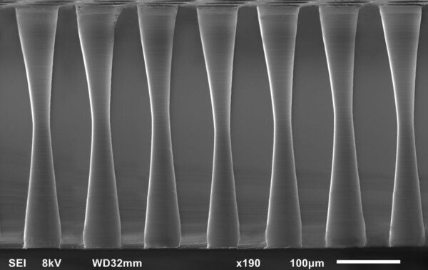 글래스에 비아홀을 뚫은 단면. /사진=LPKF 홈페이지