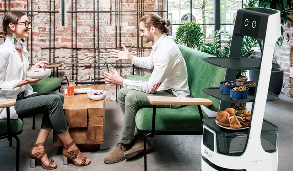 ▲사진은 리테일 매장, 호텔, 병원, 식당 등 다양한 공간에서 활동하는 'LG 클로이 서브봇'.