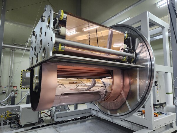 ▲경기 화성 아이엠 마도공장에 위치한 복합동박 설비 '스퍼터 장비'.