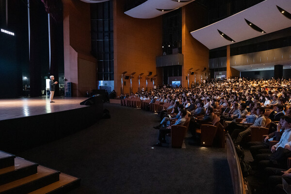 7월 9일 삼성동 코엑스에서 열린 '삼성 파운드리 포럼 2024(Samsung Foundry Forum 2024)'에서 삼성전자 파운드리 사업부장 최시영 사장이 기조연설을 하고 있다.