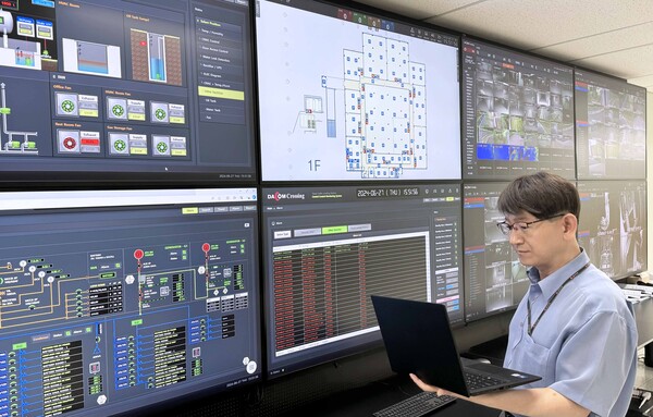 ▲LG유플러스가 충청남도 태안군 ‘국제 해저케이블 육양국’에 스마트 관제 DX(디지털 전환) 솔루션을 도입한다고 밝혔다. 사진은 ‘DX 관제 솔루션’을 관제하는 모습.