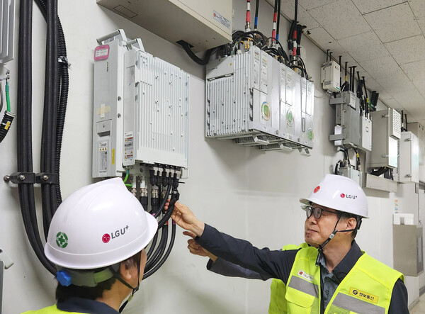 사진은 9호선 삼성중앙역에서 통신 장비를 점검하는 LG유플러스 직원의 모습. 