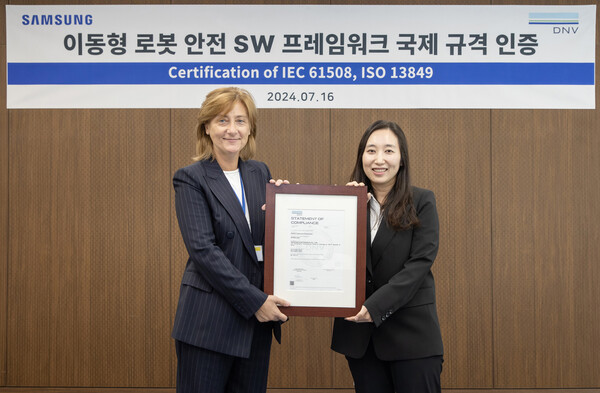 ▲지난 16일 삼성전자 서울R&D캠퍼스에서 진행된 인증서 수여식에서 DNV 파트리치아 캄피(Patrizia Campi) 글로벌 제품 보증 본부장(왼쪽)이 삼성전자 삼성리서치 최고은 로봇 플랫폼 팀장(오른쪽)에게 'IEC 61508·ISO 13849' 인증서를 수여하는 모습.
