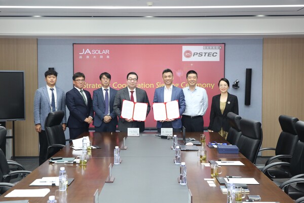 ▲사진 왼쪽에서 네 번째부터 피에스텍 황재용 대표이사, JA솔라 Steven Chen 부사장.