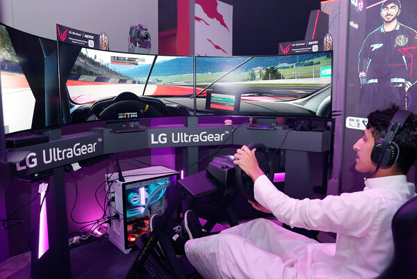▲LG 울트라기어는 탁월한 게이밍 성능을 인정 받아 세계 최대 e스포츠대회 ‘EWC’의 공식 모니터로 선정됐다. 사진은 행사장 곳곳에 마련된 체험 부스에서 방문객들이 LG 울트라기어 게이밍 모니터로 게임을 즐기는 모습.