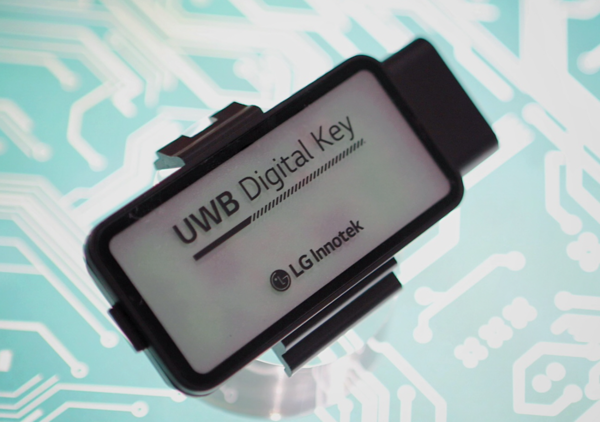 ▲LG이노텍이 개발한 ‘차세대 디지털키 솔루션’.