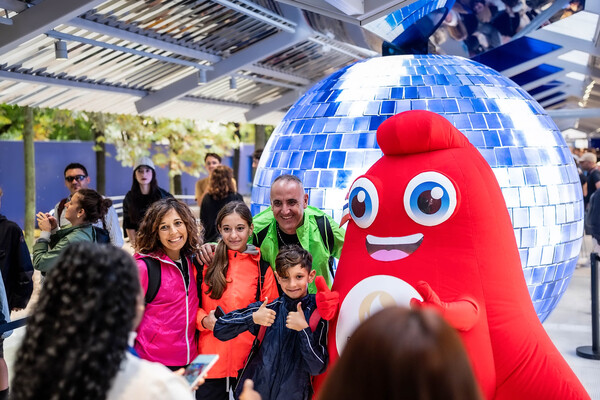 2024 파리 올림픽 개막을 기념해 파리 마리니 광장(Square Marigny)에 추가 개관한 '삼성 올림픽 체험관'을 찾은 방문객들이 40년 가까이 이어온 삼성전자의 올림픽 헤리티지와 기술 혁신을 체험하고 있다.