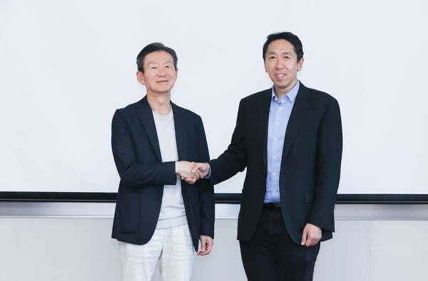 ▲사진은 29일 오후 LG유플러스에서 만난 황현식 사장(왼쪽)과 앤드류 응 교수의 모습.