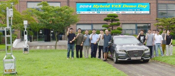 GIST(주관기관) 및 참여기관(국민대학교, ㈜에티포스, ㈜테너지소프트) 연구팀이 자율주행 차량 위치 측위 및 신호등 자동변경 공개 시연을 마치고 기념촬영을 하고 있다./사진=GIST