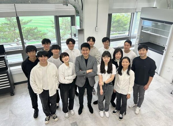 세계 최초로 고체 물질 속 암흑 전자의 존재를 규명한 논문을 29일 네이처피직스에 게재한 김근수(가운데) 연세대 물리학과 교수 연구팀.