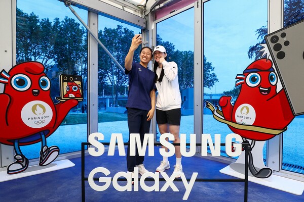 ▲현지시간 7월 25일 팀 삼성 갤럭시 멤버인 안세영(대한민국, 배드민턴) 선수와 대한민국 배드민턴 국가대표 김가은 선수가 2024 파리 올림픽·패럴림픽 선수촌 내 삼성 올림픽 체험관 포토존에서 셀피를 찍고 있다.