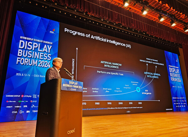 ▲이창희 삼성디스플레이 디스플레이연구소장(부사장)이 13일 코엑스(COEX)에서 열린 '디스플레이 비즈니스 포럼 2024'에서 'AI시대를 위한 디스플레이 기술'을 주제로 발표하고 있다.