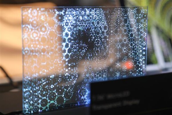 마이크로 LED로 구성한 투명 디스플레이. /사진=플레이나이트라이드