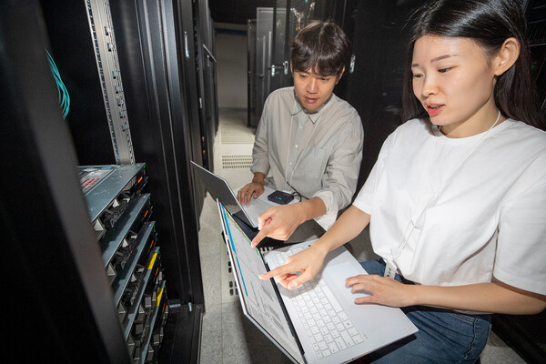 ▲KT 연구원이 서울 서초구 KT연구개발센터에서 경량형 5G 업무망의 기능을 테스트하고 있다.