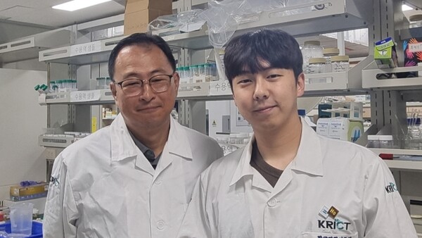 왼쪽부터 UST 한국화학연구원 스쿨 신지호 교수, 이현호 통합과정생.