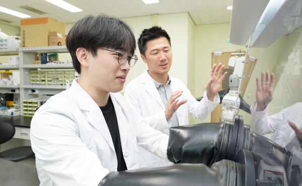 GIST 연구진은 LG에너지솔루션과 한국전자기술연구원과 함께 새로운 전고체 배터리 기술을 개발했다. 왼쪽부터 이태경 GIST 석사과정생, 김상륜 교수./사진=GIST