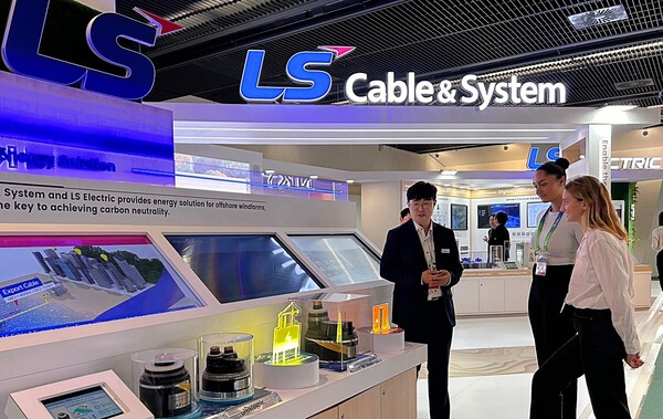 25일(현지시간) 프랑스 파리에서 열린 국제 대전력망 기술회의(CIGRE)에서 방문객들이 LS전선-LS일렉트릭의 전시 부스를 살펴보고 있다.