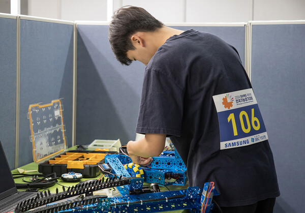 ▲26일 구미 박정희체육관에서 열린 ‘제 59회 전국기능경기대회’에서 모바일로보틱스 직종 경기에 참가한 선수들이 과제를 수행하고 있다.