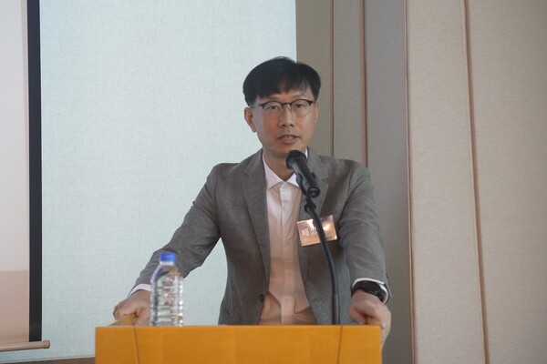 ▲배성관 제닉스 대표이사가 5일 기자간담회를 갖고 코스닥 상장 비전을 발표하는 모습. 