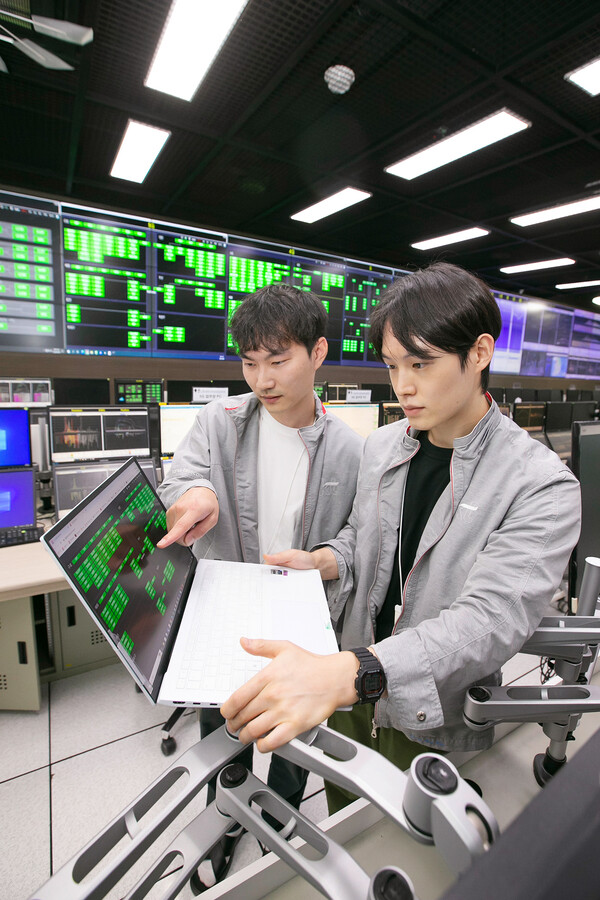 ▲KT 네트워크 전문가가 경기도 과천시 네트워크 관제센터에 마련된 종합상황실에서 전국 통신 현황을 점검하고 있다.