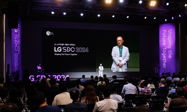 LG전자 CTO부문 박인성 SW센터장(전무)이 9일 서울 강서구 LG사이언스파크에서 열린 'LG 소프트웨어 개발자 콘퍼런스 2024(LG SDC 2024)'에서 환영사를 하고 있다.