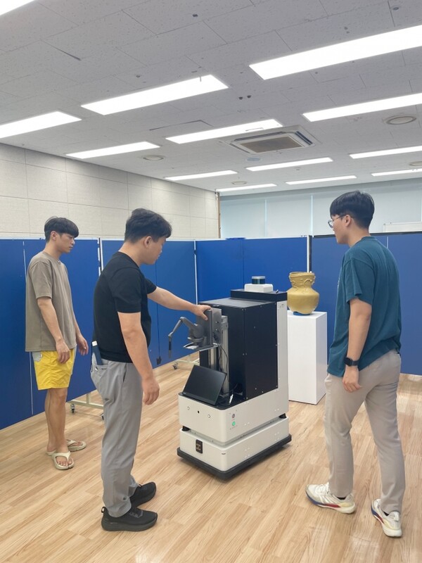 광주세광학교 교사가 개인 맞춤형 전시 관람 실증 서비스를 이용하고 있다. /사진=GIST