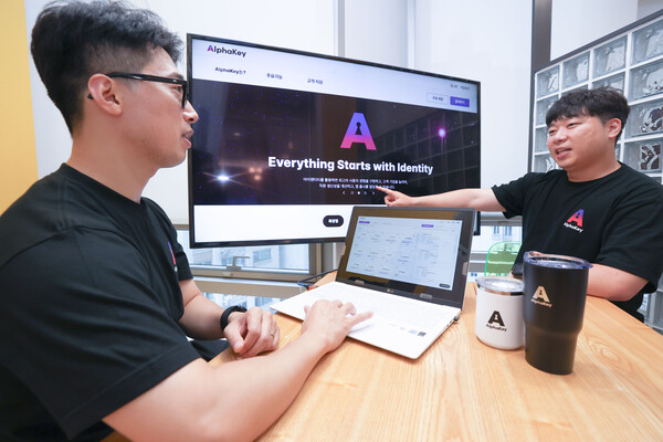 ▲LG유플러스가 클라우드용 통합 계정 관리 설루션 ‘알파키(Alphakey)’의 정식 출시를 위해 사전 베타서비스를 실시한다. 사진은 알파키를 소개하는 LG유플러스 모델의 모습.