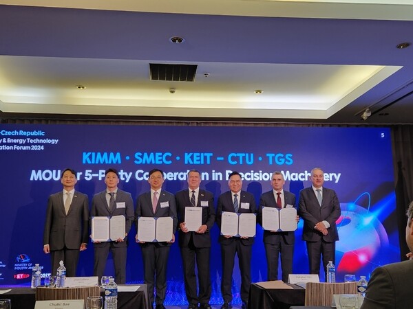 ▲사진 왼쪽부터 산업통상자원부 안덕근장관, 스맥 배철기 연구소장, 한국산업기술기획평가원(KEIT) 전윤종 원장, 체코공대(CTU) 보이테흐 페트라첵 총장, 한국기계연구원 류석현 원장, TGS 파벨 디비시 대표, 체코 산업통상부 요젭 시켈라 장관.