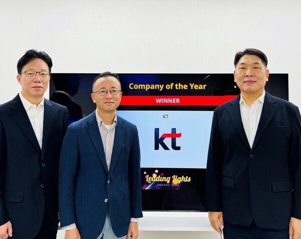 ▲KT 네트워크기술본부장 구재형 상무(오른쪽 첫번째)를 비롯한 KT 임직원들이 리딩 라이트 어워즈 2024 수상 기념 촬영을 하고 있다.