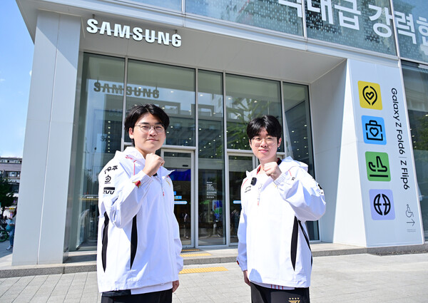 ▲26일 삼성스토어 홍대에서 T1 제우스, 구마유시 선수들이 기념 촬영을 하고 있다.