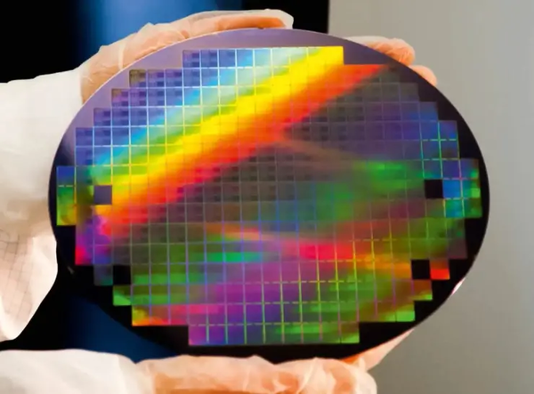 300mm 웨이퍼 위에 만든 LEDoS. /사진=알레디아