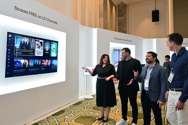 ▲‘AI로 진화한 webOS가 제시하는 차별화된 고객경험’을 주제로 열린 행사에는 글로벌 콘텐츠 제작자∙개발자 등 전 세계 24개국, 140여 개 기업에서 300명 이상이 참석했다. 사진은 세계 각국에서 모인 파트너들이 webOS 콘텐츠를 체험하는 모습.