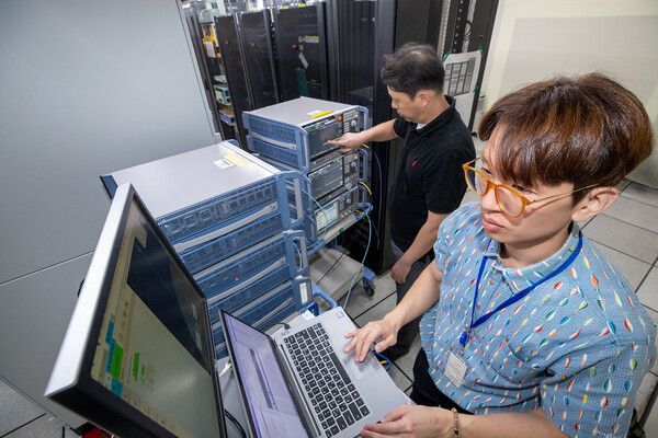 ▲KT 연구원이 KT연구개발센터에서 무궁화위성과 5G 네트워크가 연결된 상태를 확인하고 있다.