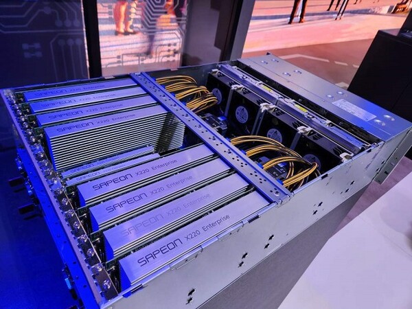 사피온이 개발한 NPU를 슈퍼마이크로 AI 서버에 장착한 모습. /사진=사피온