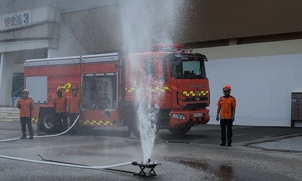 충남소방본부가 관통형 전기차 화재진압 장비를 작동해 보이고 있다./사진=충남소방본부