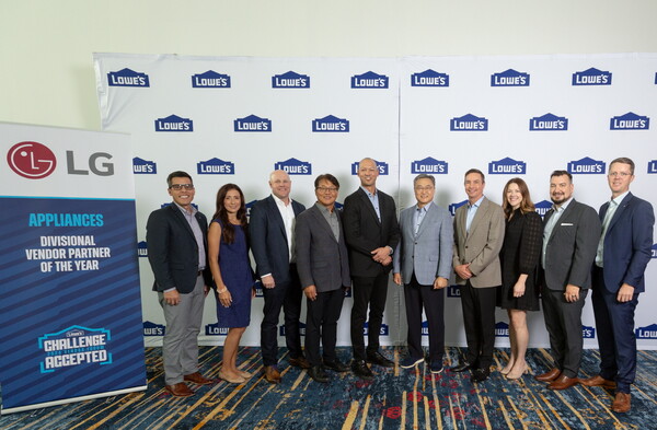 ▲사진은 행사에서 기념 사진을 촬영하는 LG전자 북미지역대표 정규황 부사장(좌측에서 6번째)과 로우스의 제이슨 할람 머천다이징 부사장(좌측 5번째).