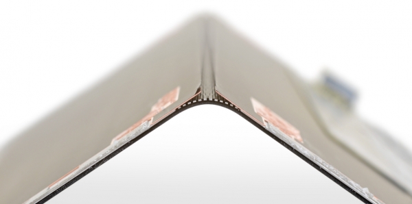 갤럭시 폴드 OLED 하판 아래에 붙어 있는 백플레이트. 1세대 제품에는 SUS 소재의 백플레이트가 적용됐다. /사진=아이픽스잇(iFixit)